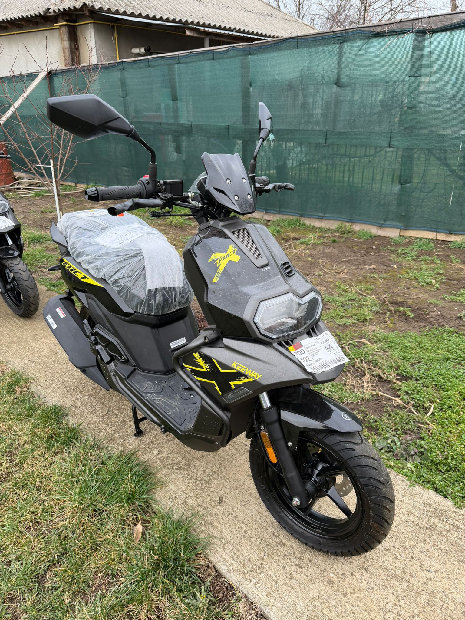 Scuter VespaTour fotografiat din lateral-față