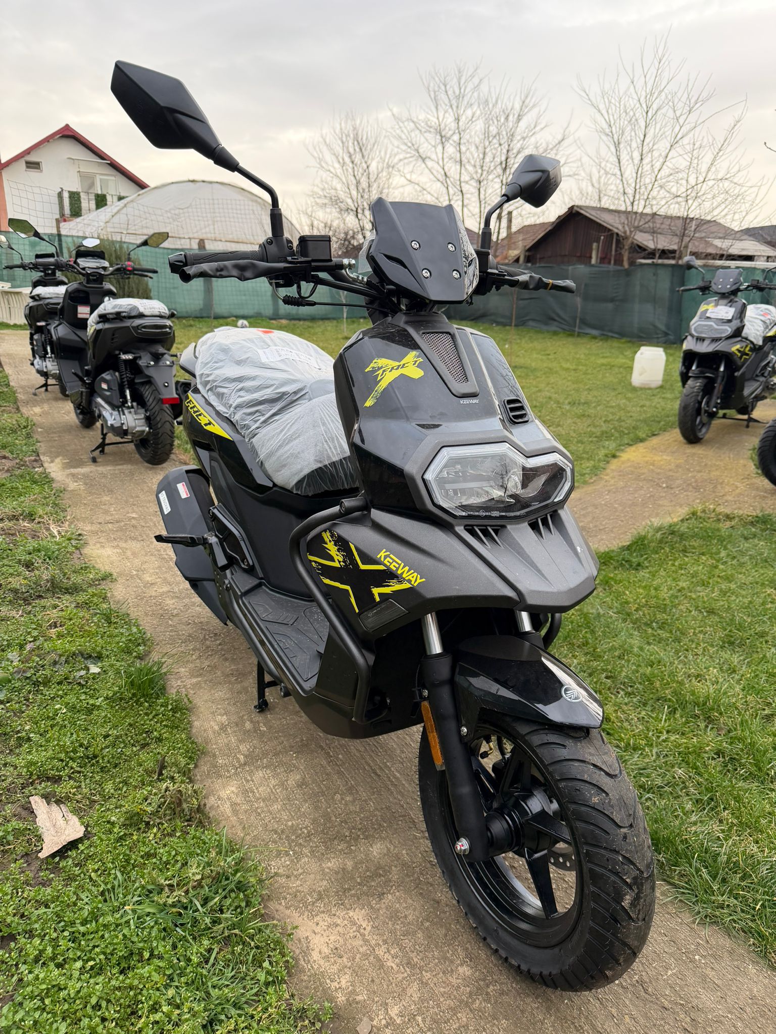 Scuter VespaTour văzut din față